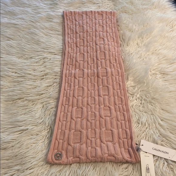Calvin Klein Pink Knit Scarf one size it’s a infinity loop wide 10” brand new - Picture 4 of 8